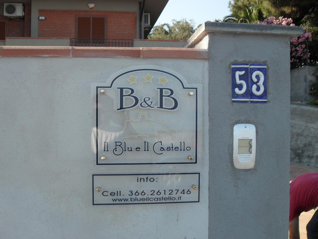 B&B Blu E Il Castello 阿齐·卡斯特罗 外观 照片